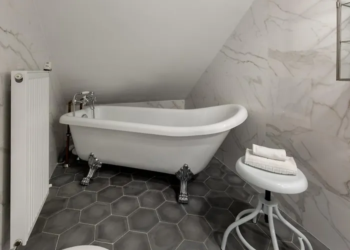 Bohemian Dream In The Absolute Center W 2br/2bt *