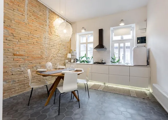 Bohemian Dream In The Absolute Center W 2br/2bt *